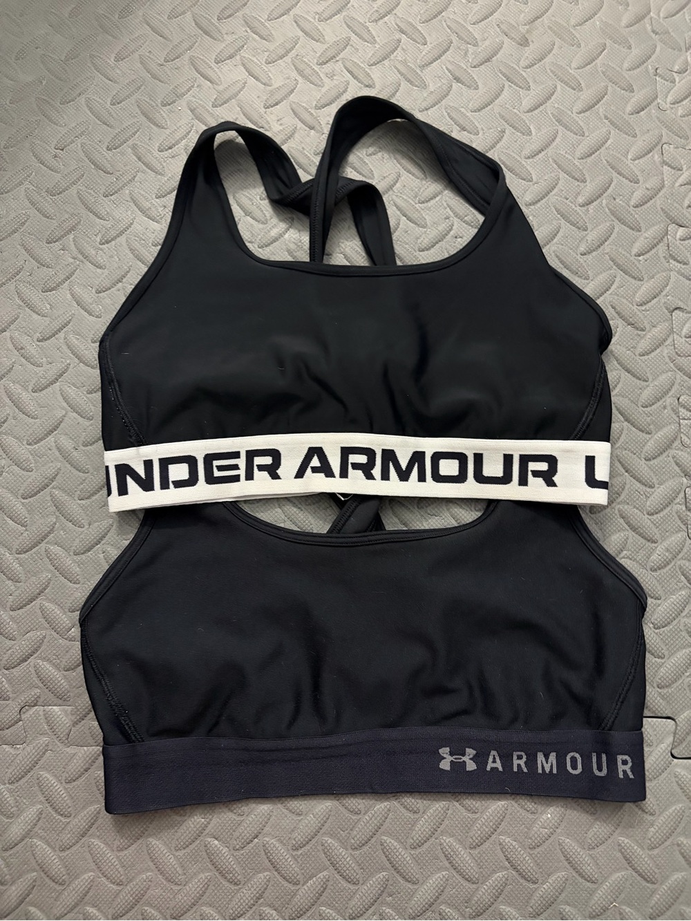 Women’s under Armour sports lot bra cross back medium